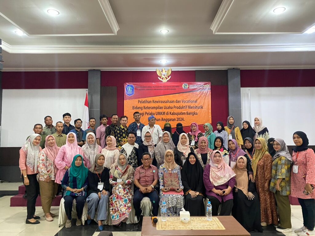 Tim Deshanda Craft foto bersama dengan peserta pelatihan